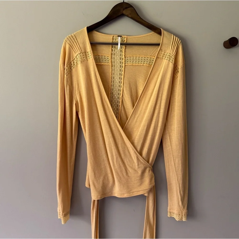 FREE PEOPLE WRAP WITH LACE DETAIL SIZE MEDIUM - Picture 6 of 6